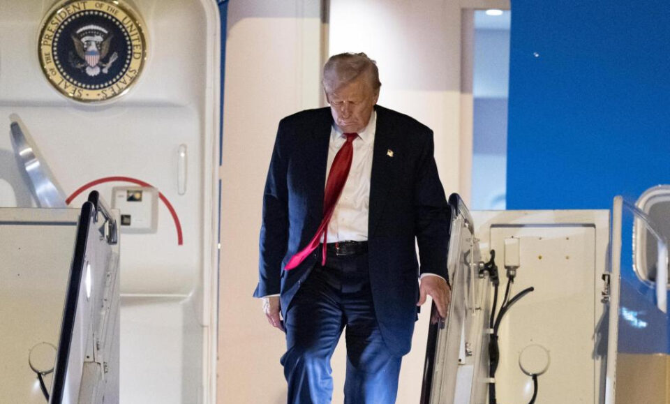 El FBI investiga un puesto de caza con vista al área de salida del Air Force One de Trump en el aeropuerto de Palm Beach: informe