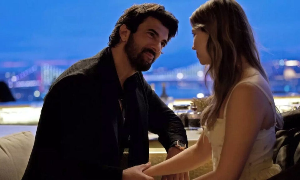 La miniserie del protagonista de ‘Old Money’ que puedes ver gratis: una historia de amor junto a una actriz de ‘Una nueva vida’