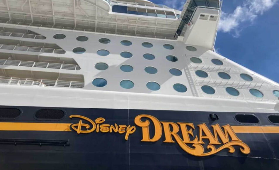 La madre de una niña de 5 años que se cayó por la borda en Disney Dream no enfrentará cargos penales