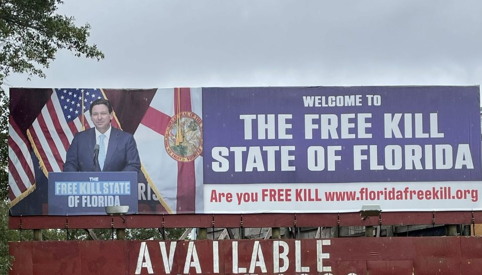 Maxwell: Padre afligido levanta un cartel dando la bienvenida a los automovilistas a “matar libremente” Florida