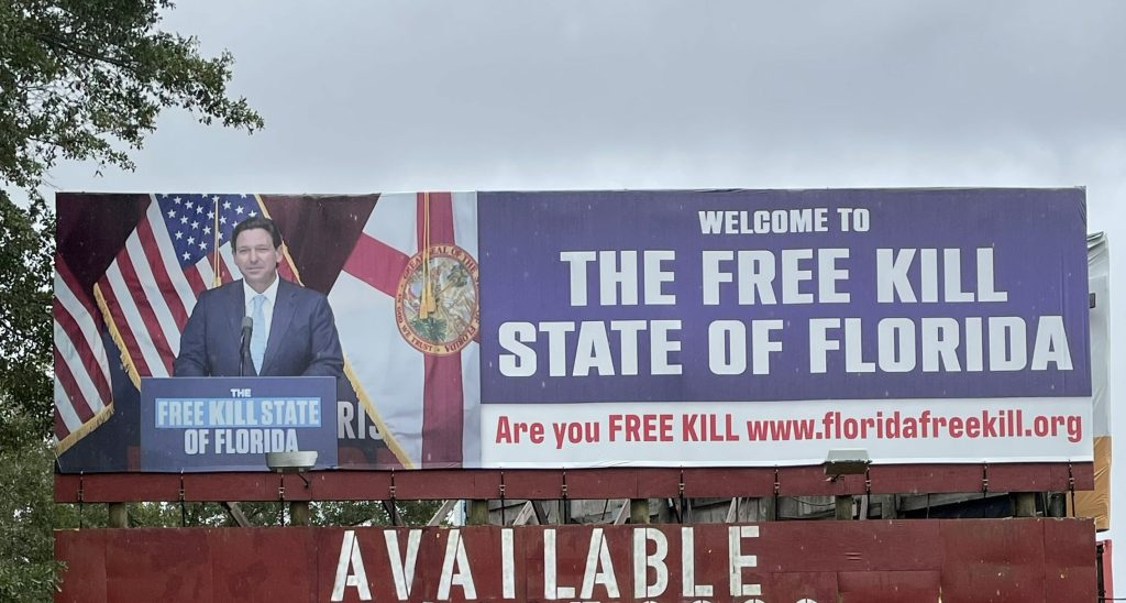 Maxwell: Padre afligido levanta un cartel dando la bienvenida a los automovilistas a “matar libremente” Florida