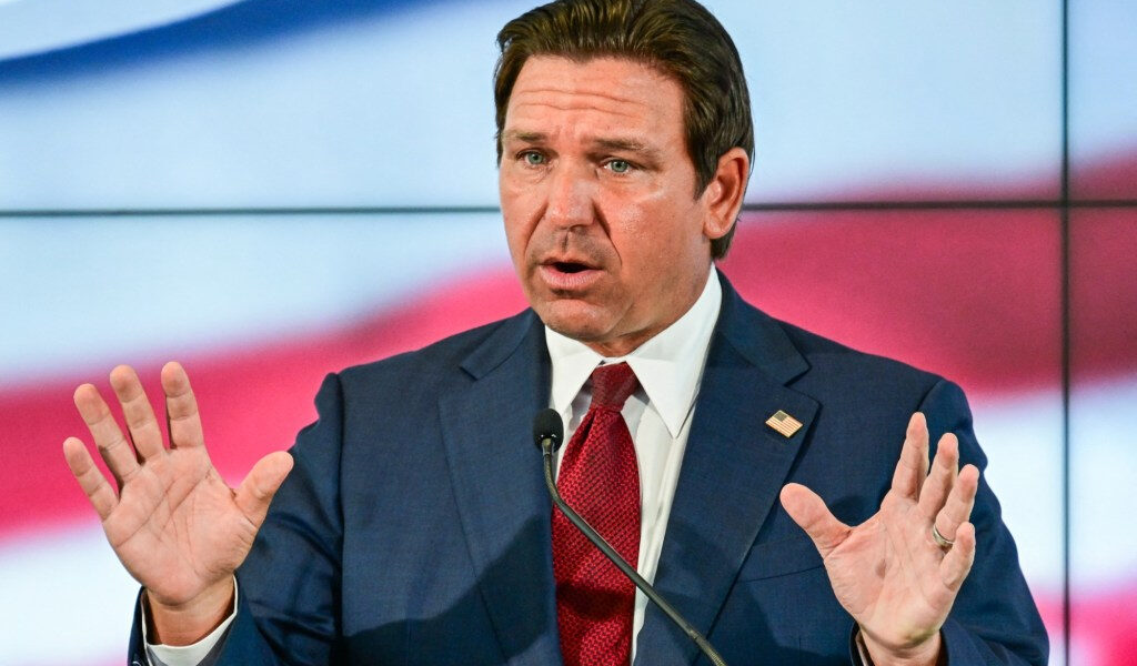 DeSantis defiende nueva ley que permite a las escuelas autónomas exigir espacio gratuito en los edificios de las escuelas públicas