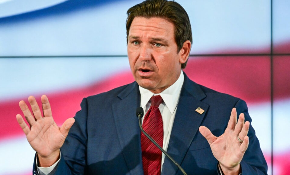 DeSantis defiende nueva ley que permite a las escuelas autónomas exigir espacio gratuito en los edificios de las escuelas públicas