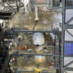 El cohete SLS de la NASA para la misión Artemis II con destino a la Luna está completamente apilado en KSC