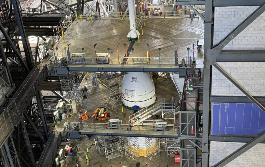 El cohete SLS de la NASA para la misión Artemis II con destino a la Luna está completamente apilado en KSC