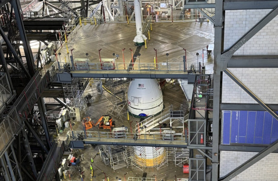 El cohete SLS de la NASA para la misión Artemis II con destino a la Luna está completamente apilado en KSC