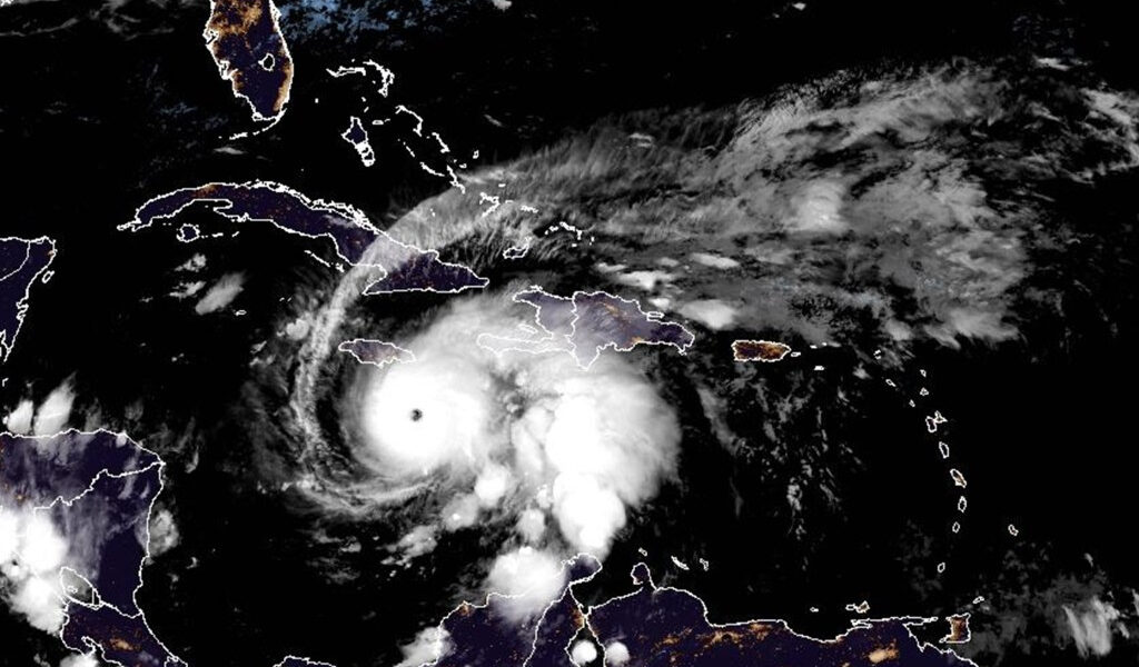 El gran huracán Melissa desatando torrentes en el Caribe y se prevé que se convierta en categoría 5