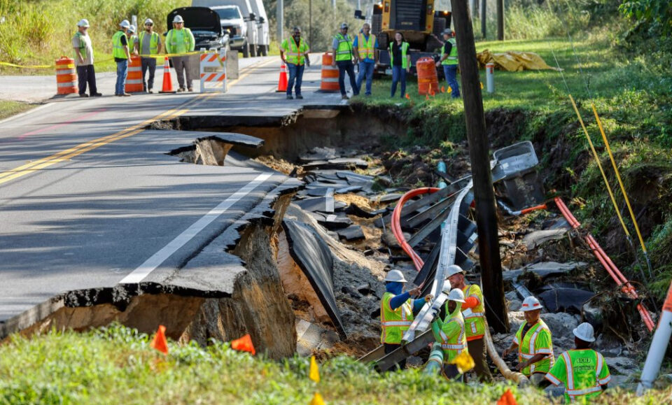 Las fuertes lluvias arrojan más de un pie de lluvia y arrasan carreteras en el condado de Lake