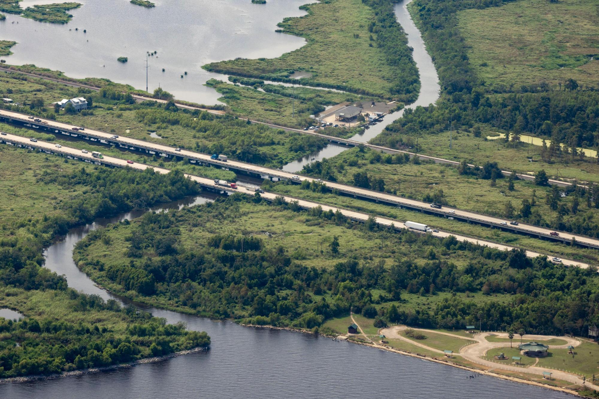 Las fuentes de ingresos limitadas en Louisiana dificultan que el estado financie proyectos de transporte como construir carriles de evacuación dedicados a lo largo de la I-10. ((Christiana Botic/Verite News and Caplight/Report for America)/KFF Health/TNS)