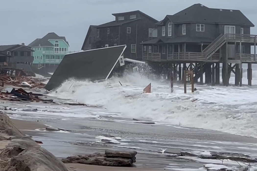 Las olas de los huracanes Humberto e Imelda destruyen una casa en Buxton, NC, martes 30 de septiembre de 2025. (Heather Jennette a través de AP)