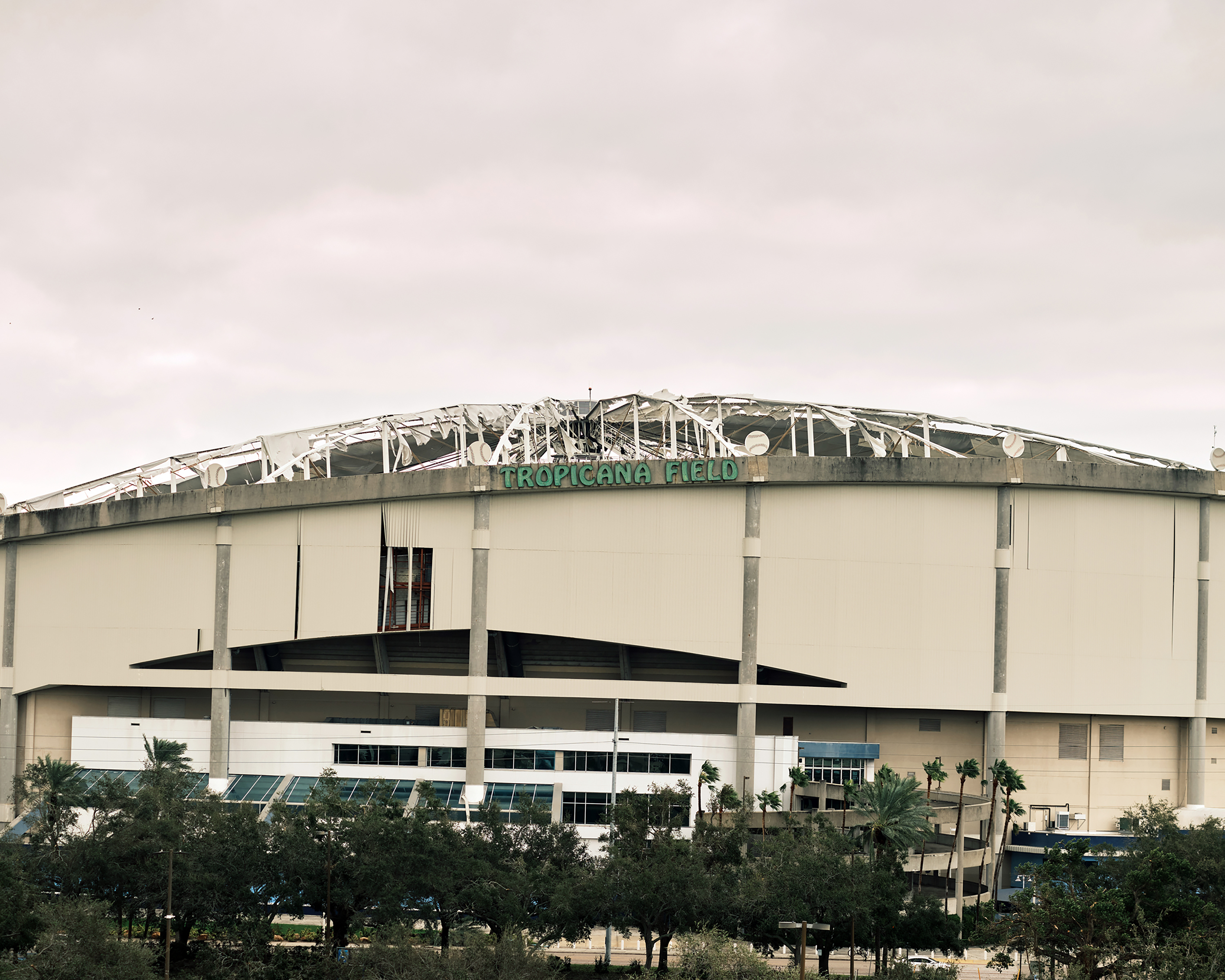 Daños en el techo del Tropicana Field en St. Petersburg, Florida, hogar de los Tampa Bay Rays de las Grandes Ligas de Béisbol, el jueves 10 de octubre de 2024 por la mañana. (Zack Wittman/The New York Times) Los Rays jugarán en un estadio de ligas menores la próxima temporada debido a los daños causados por el huracán en el Tropicana Field en octubre. (Archivo del New York Times)