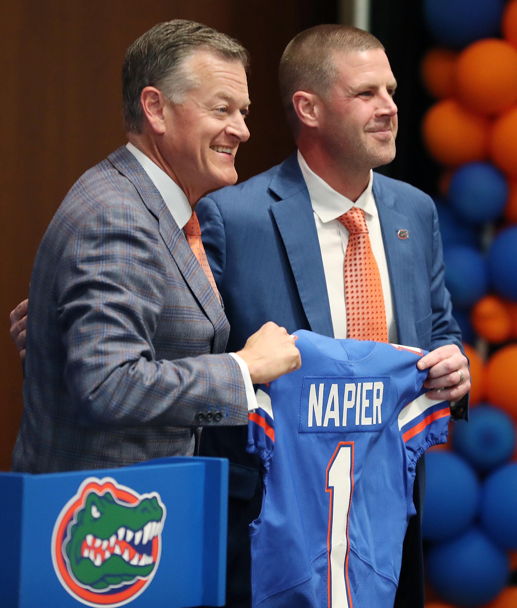 El director atlético de la UF, Scott Stricklin, a la izquierda, posa con Billy Napier durante una conferencia de prensa el 5 de diciembre de 2021 en el estadio Ben Hill Griffin en el campus de la UF para presentar al nuevo entrenador en jefe de los Gators. (Stephen M. Dowell/Orlando Sentinel)