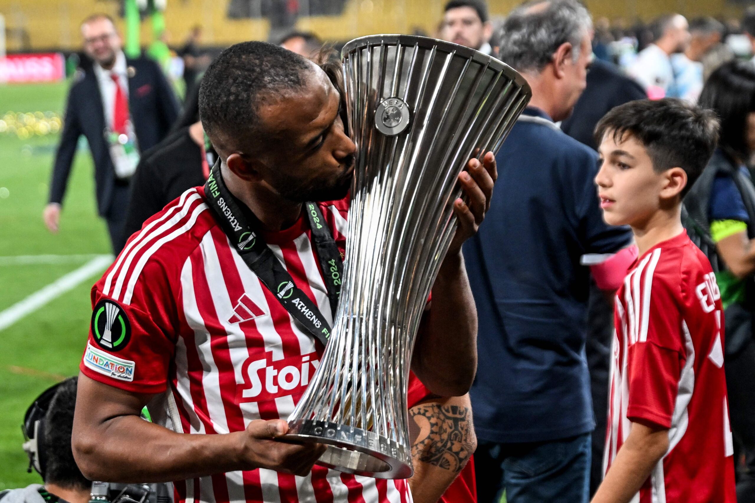 Olympiakos' Moroccan striker #09 Ayoub el-Kaabi kisses the trophy after winning the UEFA Europa Conference League final football match between Olympiakos and Fiorentina at the AEK Arena in Athens on May 29, 2024. (Photo by Aris MESSINIS / AFP)