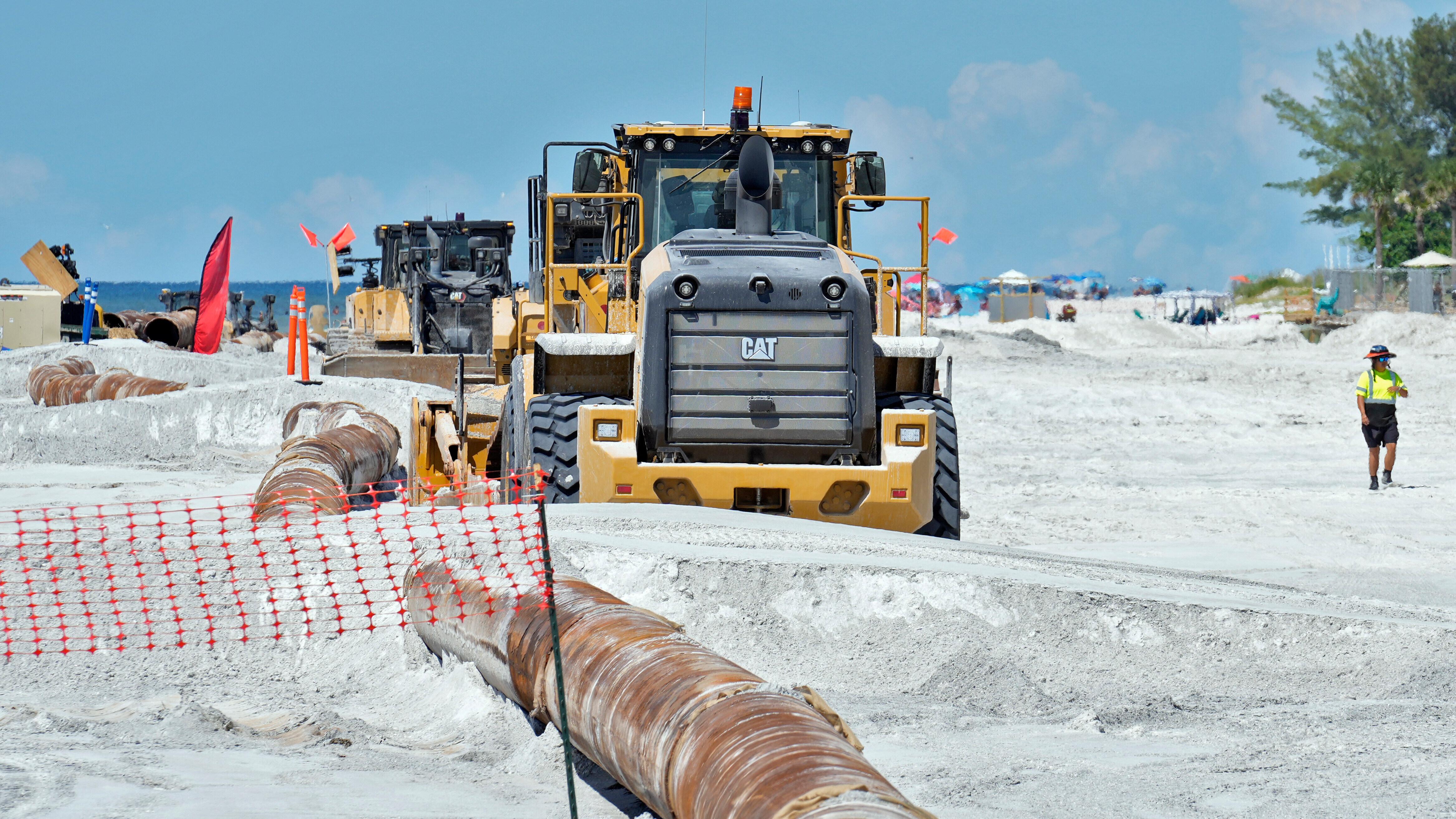 Florida_Reconstrucción_Playas_10359 Los trabajadores reemplazan la arena arrastrada por los recientes huracanes a lo largo del golfo el jueves 25 de septiembre de 2025 en Indian Rocks Beach, Florida (Foto AP/Chris O'Meara)