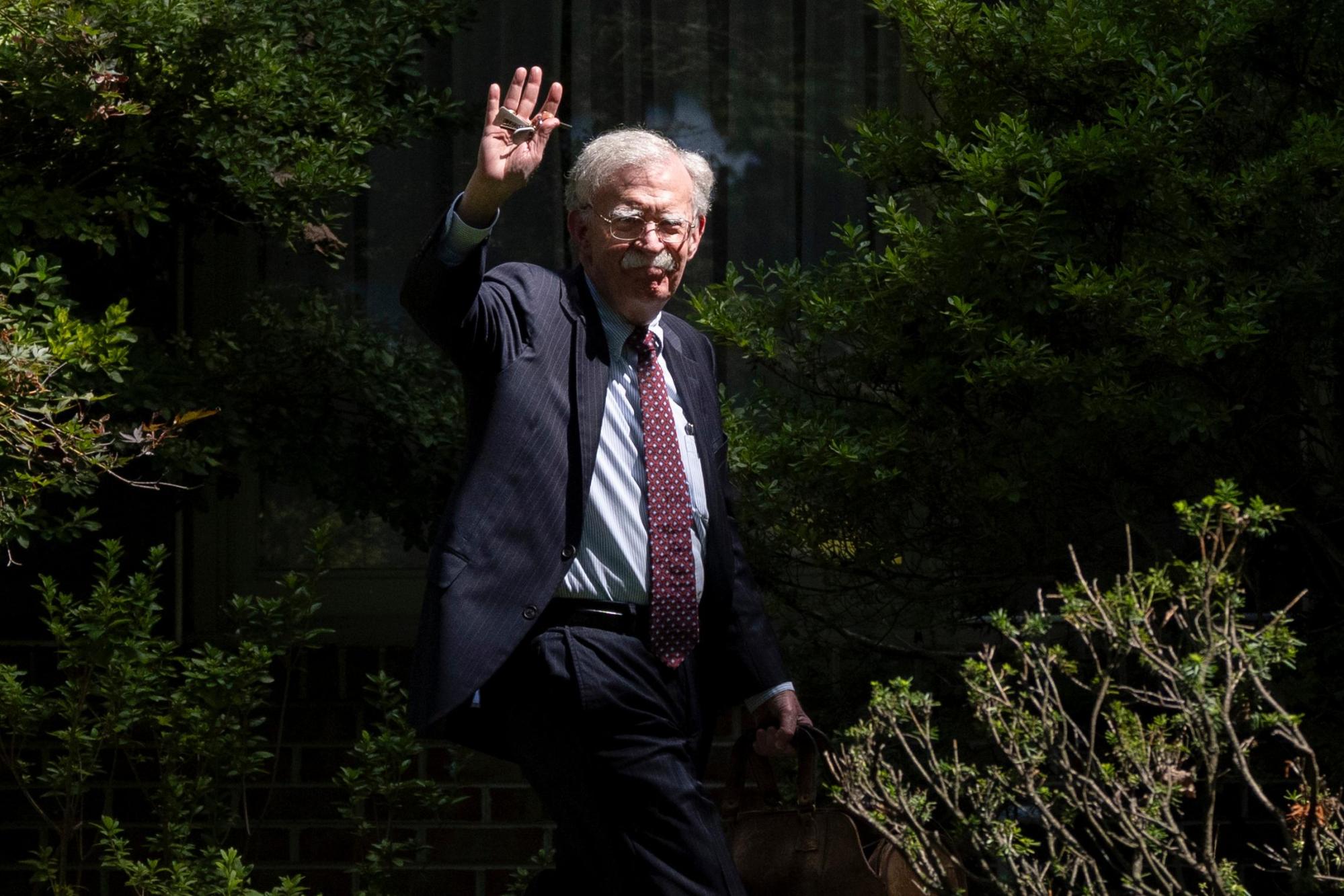 ARCHIVO - El exasesor de seguridad nacional John Bolton saluda cuando llega a su casa el 22 de agosto de 2025 en Bethesda, Maryland (Foto AP/Manuel Balce Ceneta, Archivo)