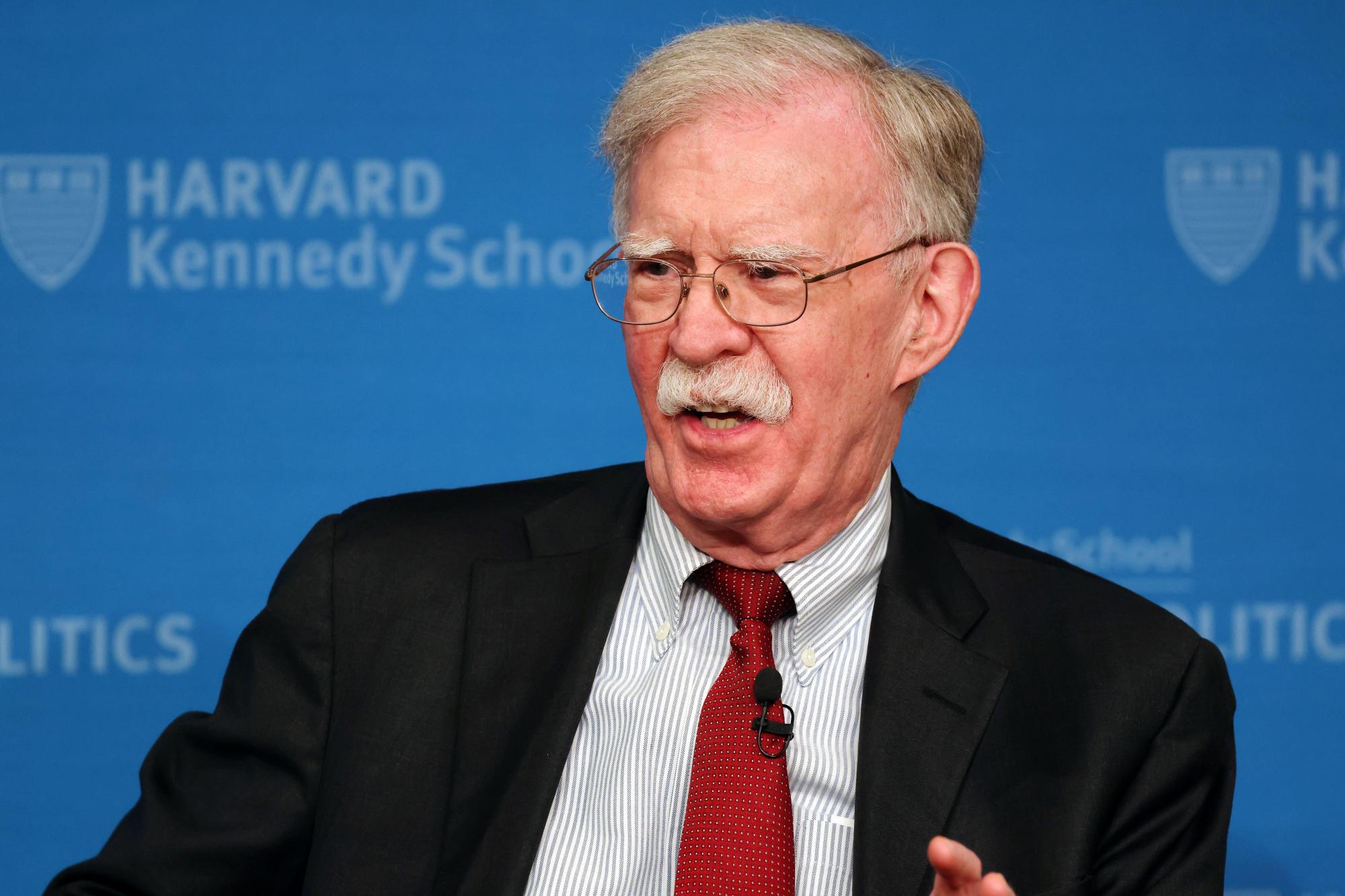 John Bolton habla en el Foro John F. Kennedy Jr de la Escuela Kennedy de Harvard, el lunes 29 de septiembre de 2025, en Cambridge, Massachusetts (Foto AP/Michael Dwyer)