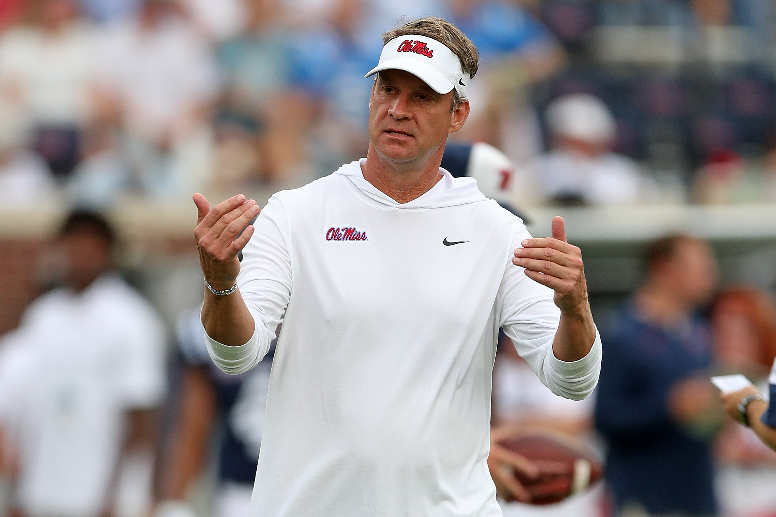 El entrenador en jefe de Ole Miss, Lane Kiffin, es uno de los principales objetivos de Florida después de que la escuela despidiera al entrenador Billy Napier. (Foto de Justin Ford/Getty Images)