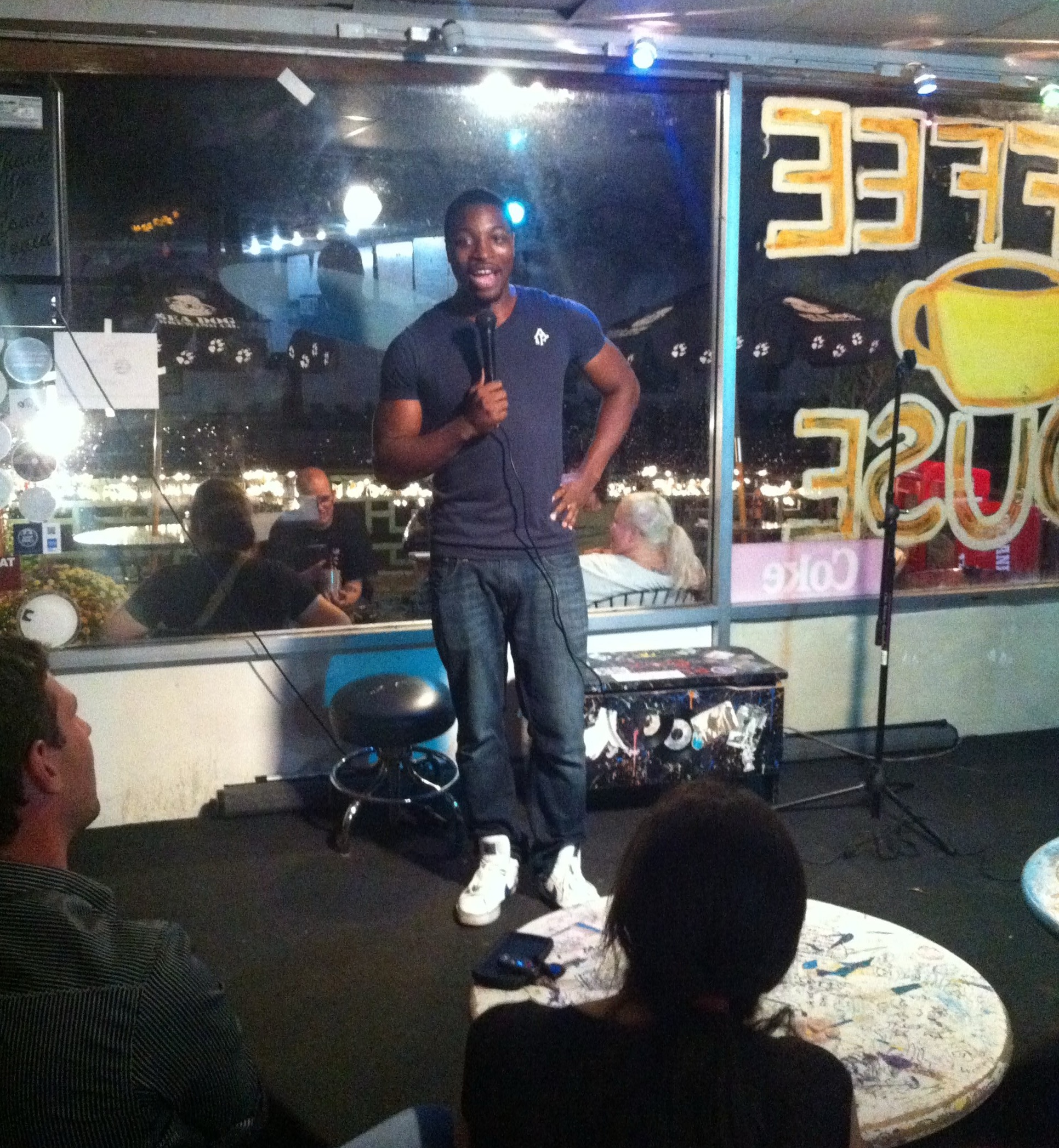 El comediante Preacher Lawson actúa en Austin's Coffee en Winter Park en 2012. A principios de este mes, Lawson se convirtió en uno de los tres propietarios de la tienda. Cerrará el sábado 25 de octubre de 2025 y planea reabrir una semana después en su nueva ubicación en 2240 W. Fairbanks Ave. (Cortesía de Preacher Lawson)