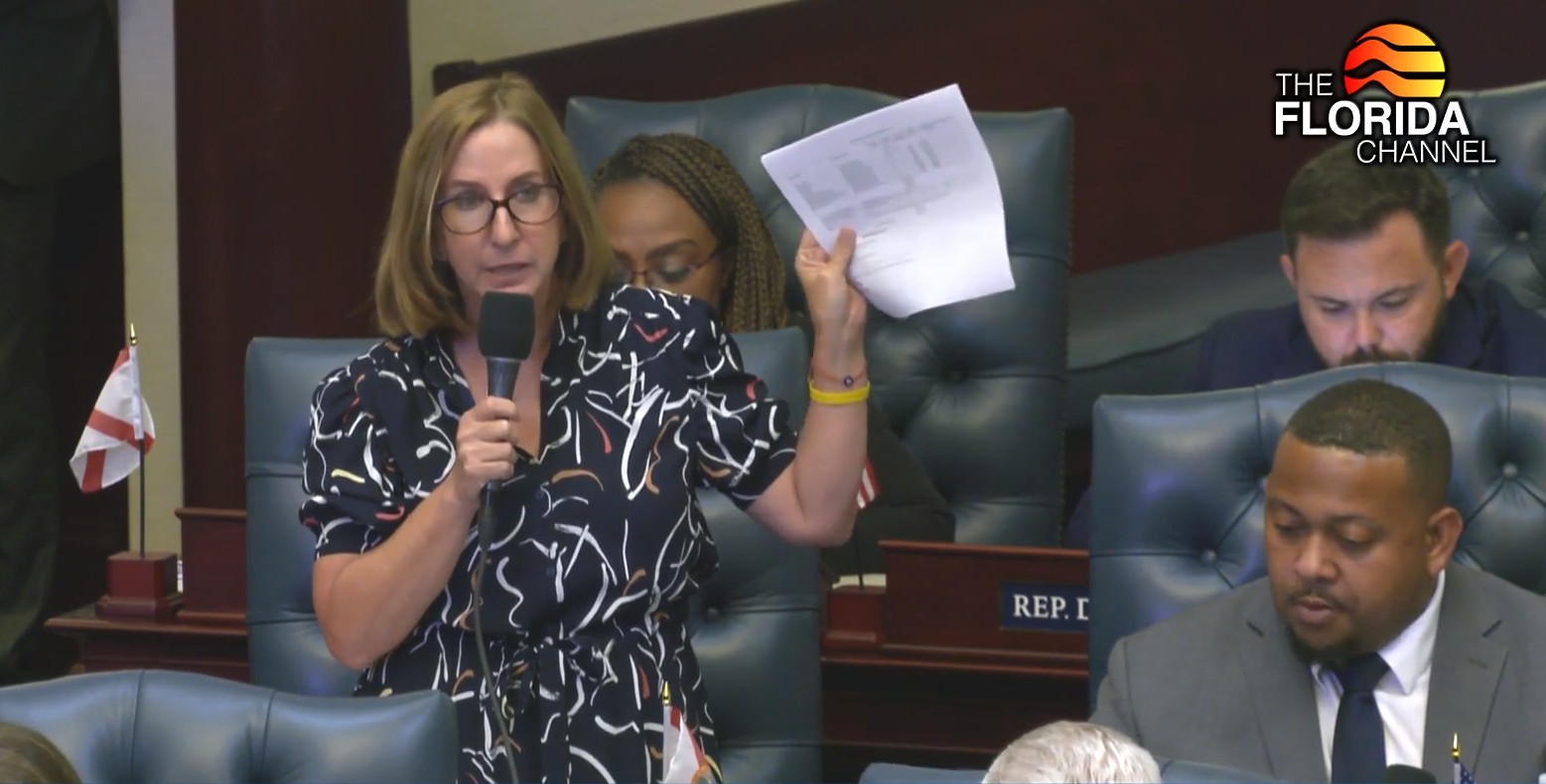 El representante estatal Robin Bartleman de Weston, ex miembro de la Junta Escolar de Broward, se opone a los cambios propuestos en la ley estatal que permiten que las escuelas autónomas de Schools of Hope coubiquen en escuelas públicas tradicionales a altas horas de la noche del último día de la sesión legislativa el 16 de junio de 2025. (Florida Channel/cortesía)