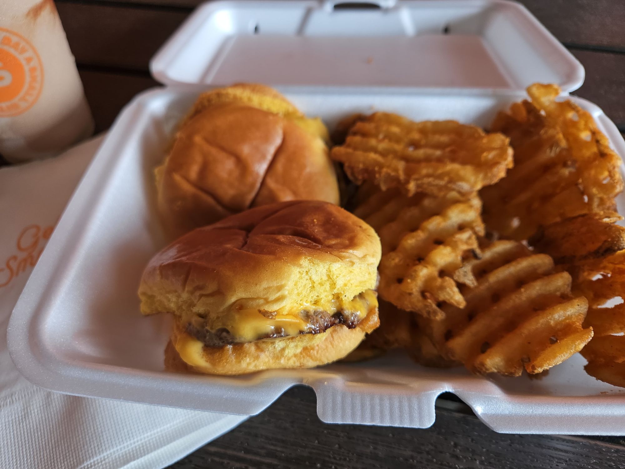 Smalls ofrece un menú limitado de hamburguesas con queso, con o sin tocino, papas fritas y batidos. (Foto de Tiffani Sherman)