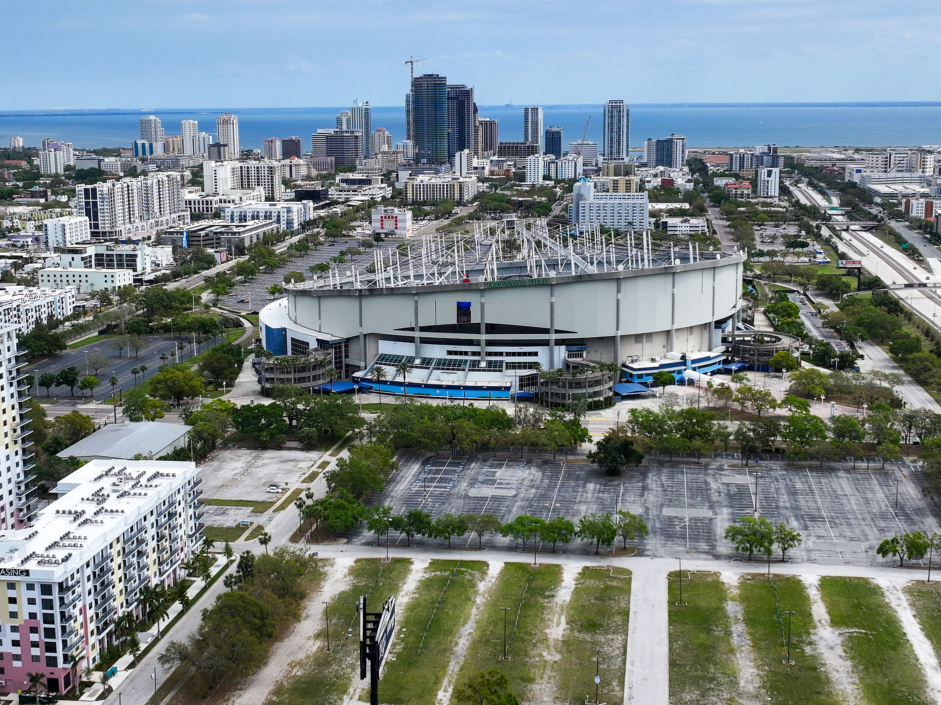 DEPORTES-BBA-ROMANO-COLUMNA-PT El martes, la ciudad acordó gastar $22.5 millones para un nuevo techo de fibra de vidrio recubierto de teflón para Tropicana Field, hecho del mismo material que el original. (Dirk Shadd/Tampa Bay Times)