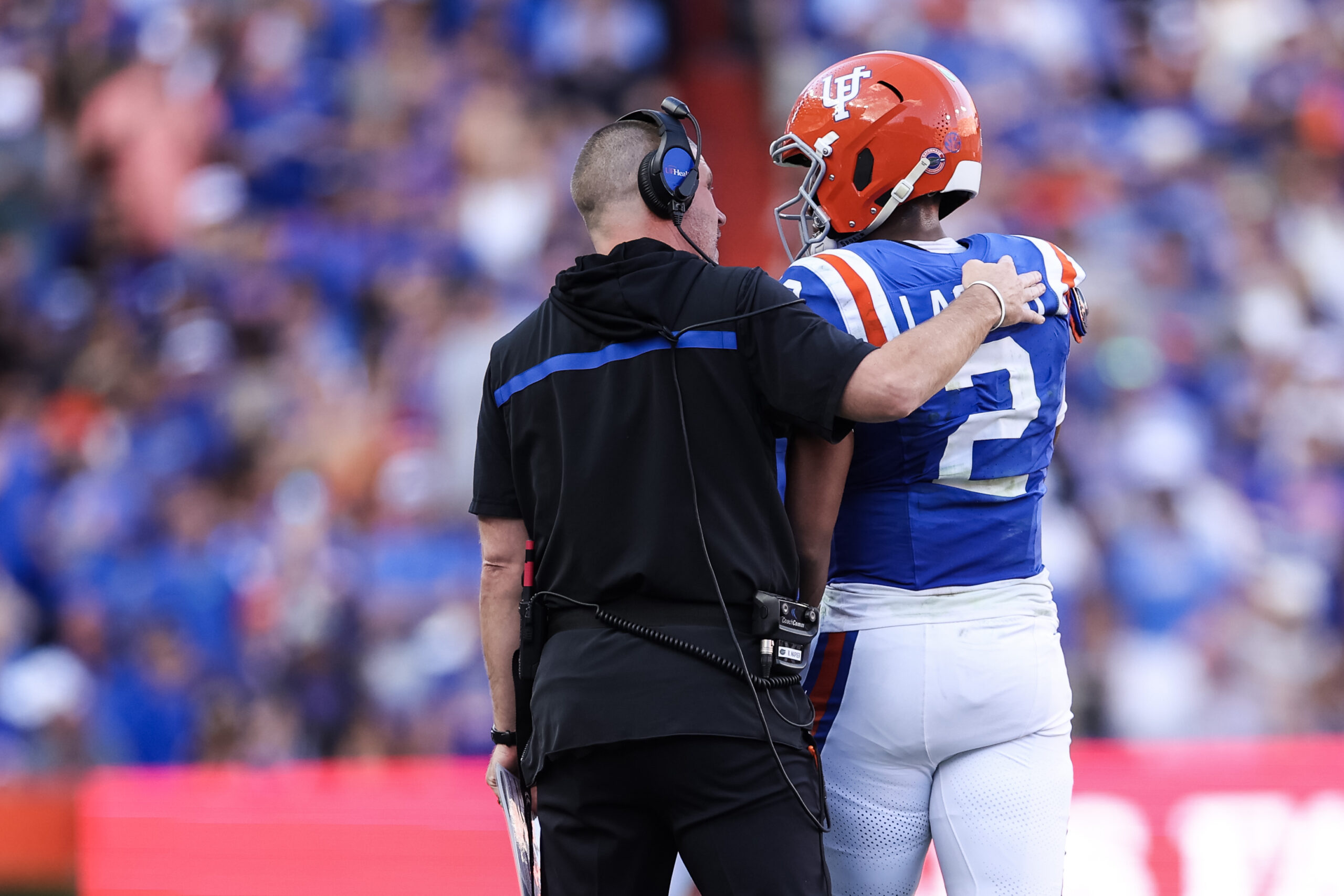 El entrenador en jefe de Florida, Billy Napier, habla con DJ Lagway durante la victoria de los Gators por 23-21 contra Mississippi State el sábado en Swamp. (Foto de James Gilbert/Getty Images)