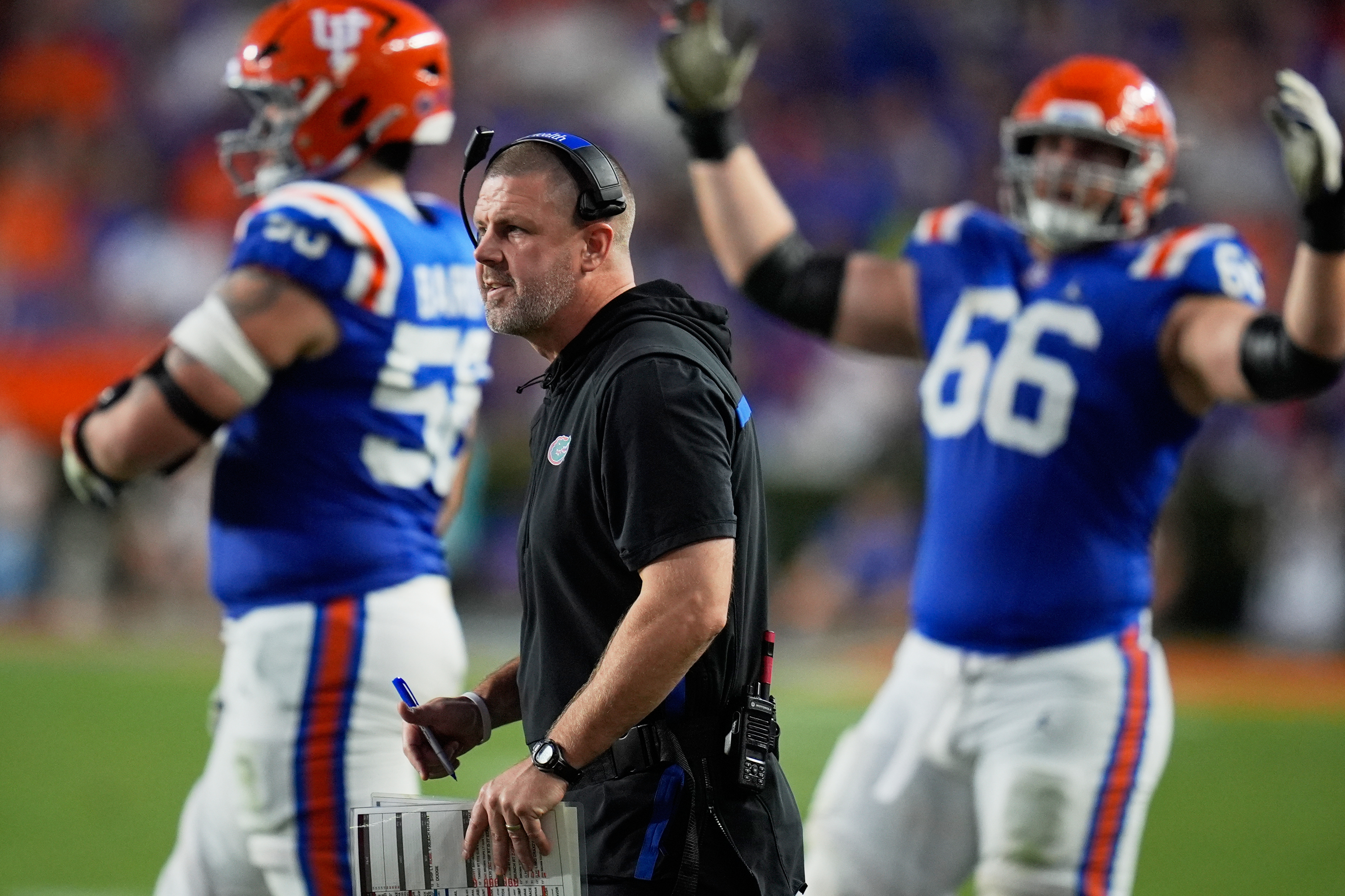 El entrenador en jefe de Florida, Billy Napier, camina en el campo durante un tiempo de espera mientras el centro Jake Slaughter (66) reacciona durante la victoria de los Gators por 23-21 contra el estado de Mississippi el 18 de octubre en Gainesville. (Foto AP/John Raoux)
