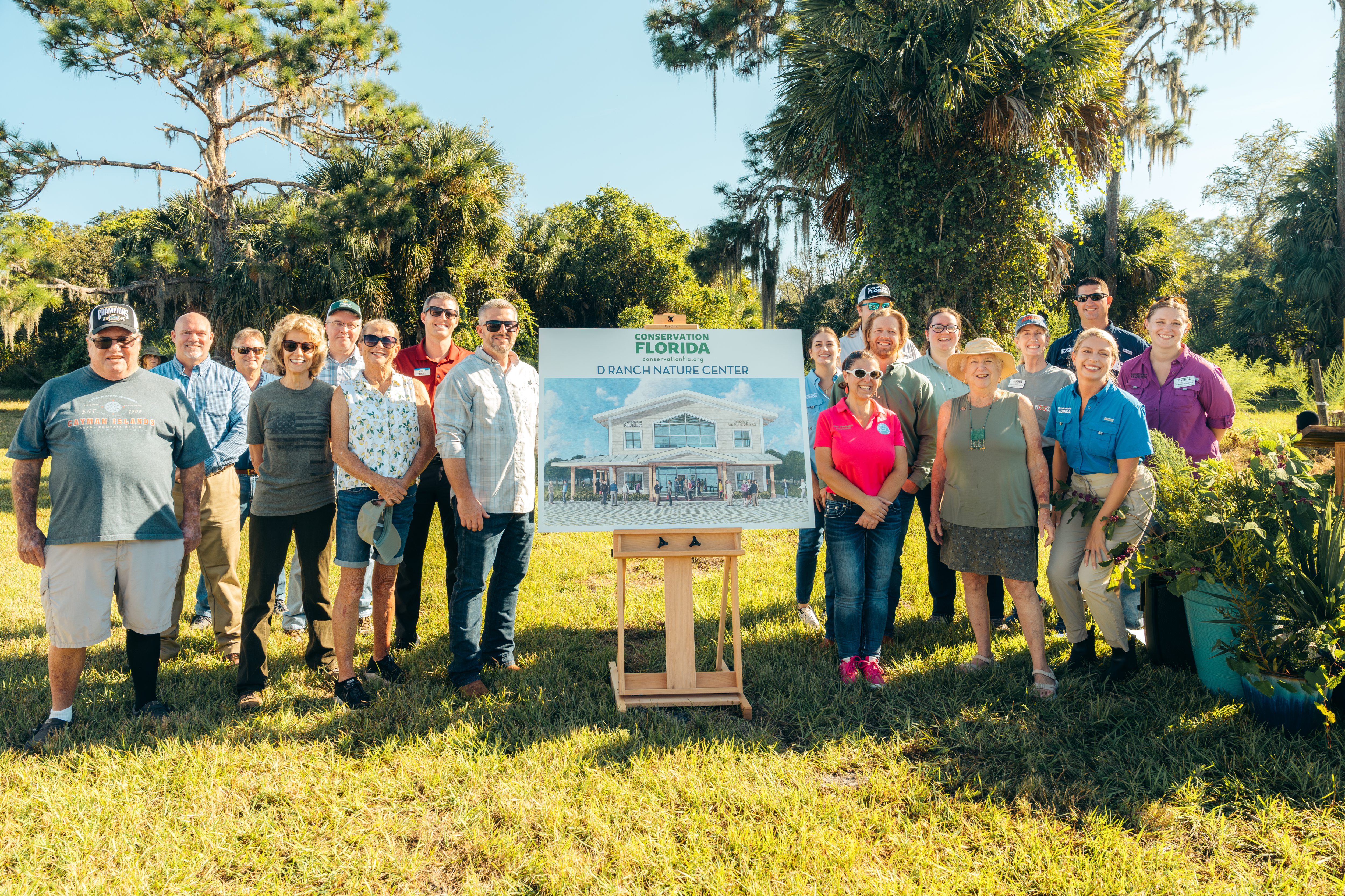 Un grupo de representantes de Conservation Florida, partes interesadas y miembros de la comunidad se reúnen para la presentación de los planes del Centro Natural en D Ranch Preserve en el condado de Volusia. (Cortesía de la conservación de Florida)