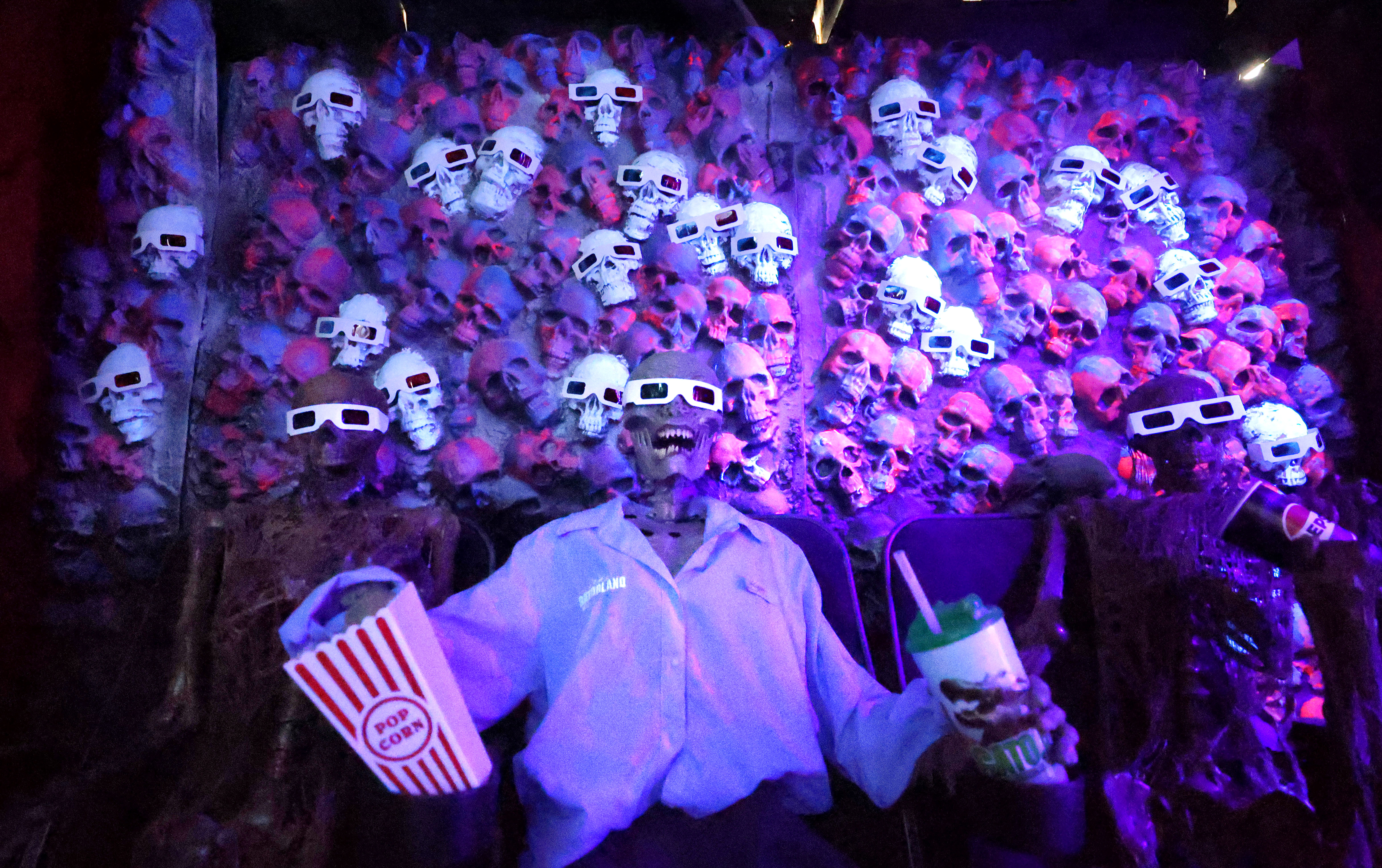 Los invitados son sorprendidos por demonios durante un recorrido por una sala de cine abandonada en el séptimo evento anual de vista previa de Gators, Ghosts and Goblins de Gatorland, el miércoles 8 de octubre de 2025. La celebración familiar, divertida y aterradora se llevará a cabo del 11 al 26 de octubre y presenta escenas espeluznantes, personajes escalofriantes, un teatro embrujado, actividades infantiles de Halloween y encuentros con animales. (Joe Burbank/Orlando Sentinel)