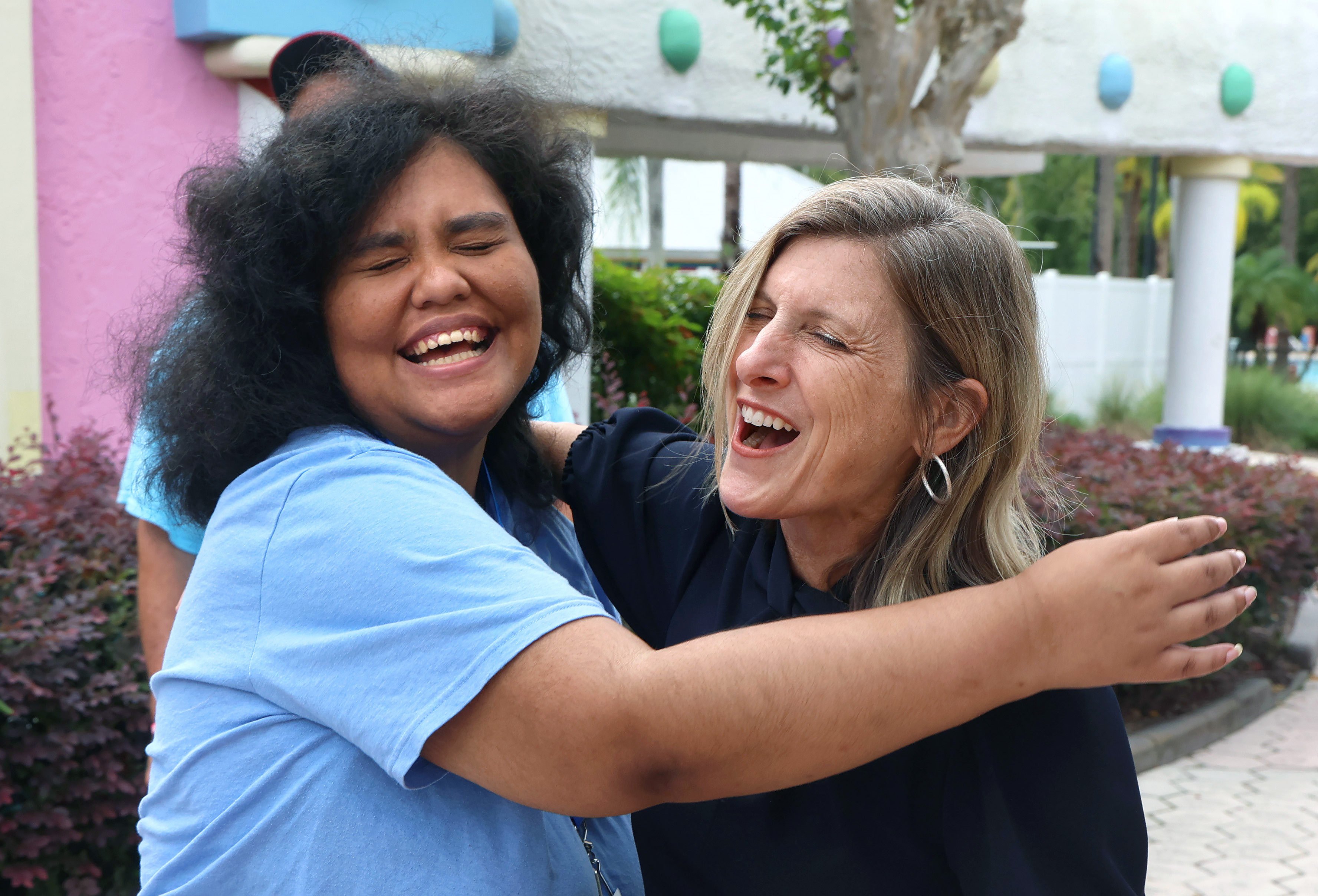 Caroline Schumacher, nueva presidenta y directora ejecutiva de Give Kids the World, abraza al voluntario Ze Wyatt en el campus de la aldea infantil en Kissimmee el lunes 6 de octubre de 2025. Schumacher fue nombrado para el puesto de liderazgo en junio. (Joe Burbank/Orlando Sentinel)
