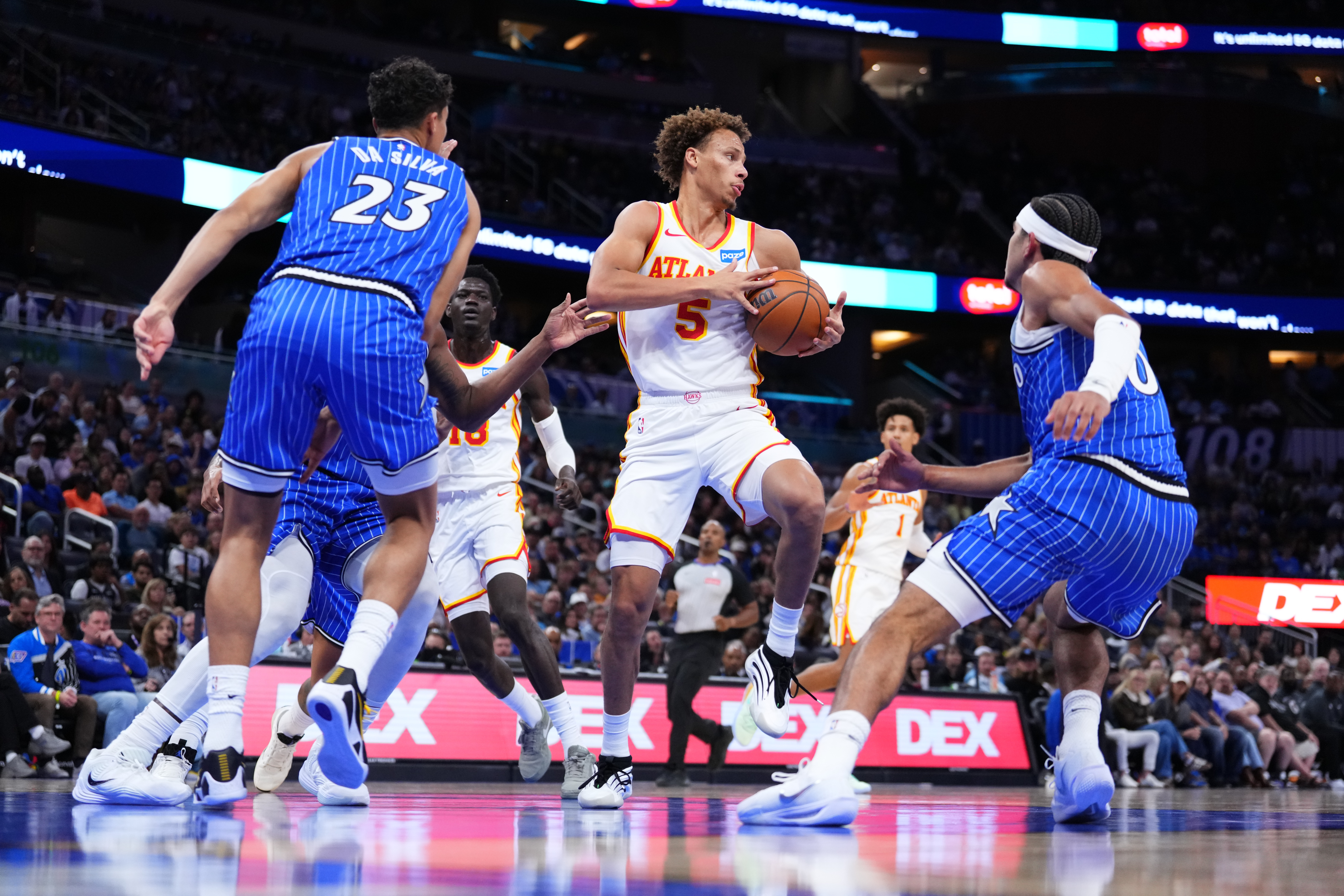 Dyson Daniels #5 de los Atlanta Hawks busca lanzar un pase contra Anthony Black #0 del Orlando Magic durante el segundo cuarto en el Kia Center el 24 de octubre de 2025 en Orlando, Florida. NOTA PARA EL USUARIO: El usuario reconoce y acepta expresamente que, al descargar y/o utilizar esta fotografía, acepta los términos y condiciones del Acuerdo de licencia de Getty Images. (Foto de Rich Story/Getty Images)