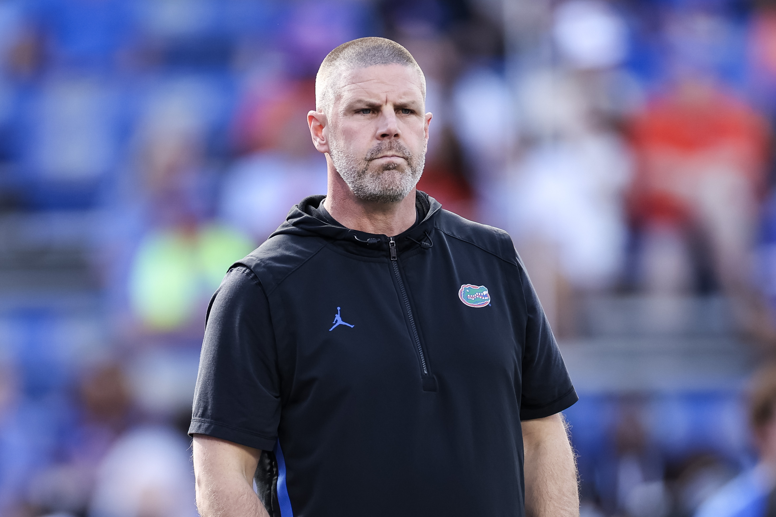El entrenador Billy Napier de los Florida Gators observa antes del inicio de un partido contra los Mississippi State Bulldogs en el estadio Ben Hill Griffin el 18 de octubre de 2025 en Gainesville, Florida. (Foto de James Gilbert/Getty Images)