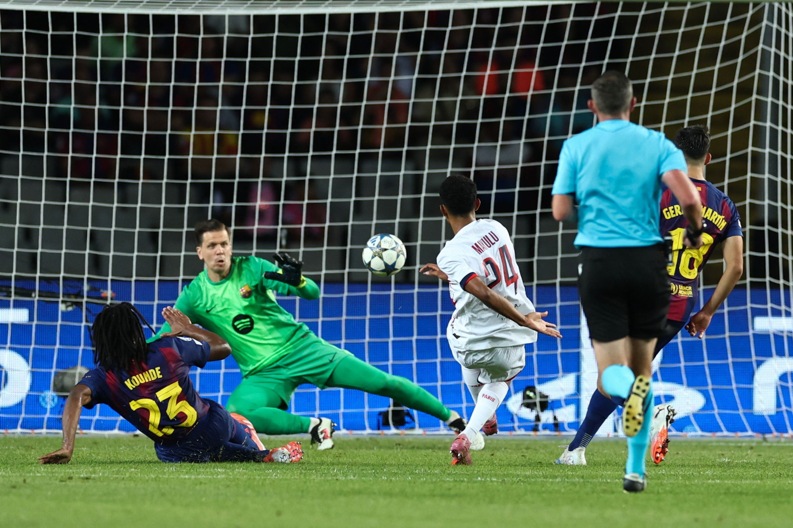 Senny Mayulu supera a Wojciech Szczesny.