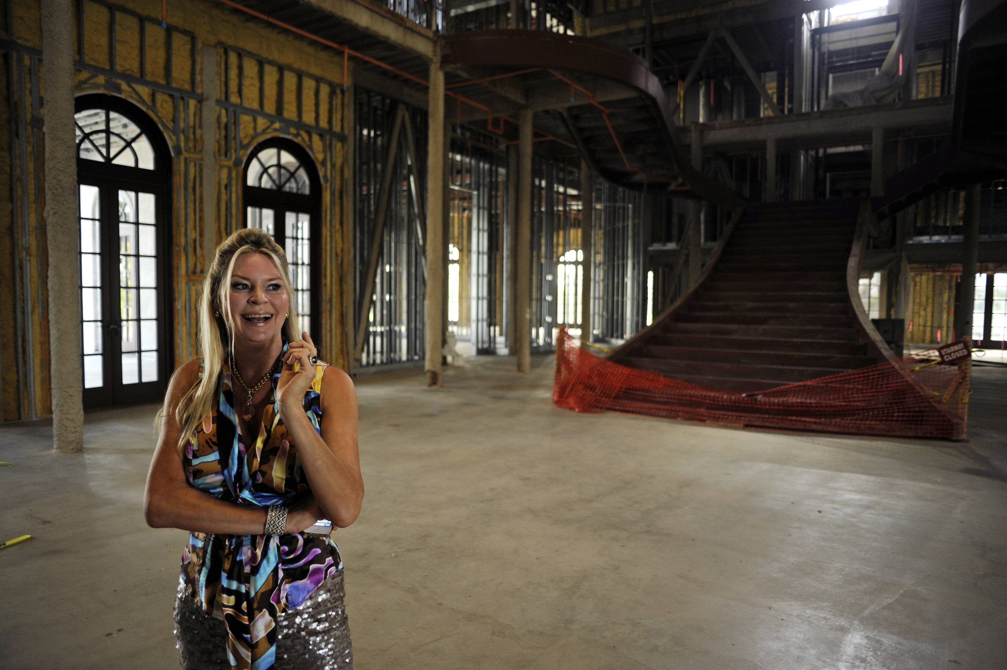 Jackie Siegel, esposa del CEO de Westgate Resorts, David Siegel, se encuentra en el gran salón de baile de sus sueños llamado Versalles en Windermere, Florida, el 27 de julio de 2012. Los Siegels fueron objeto de la película documental 