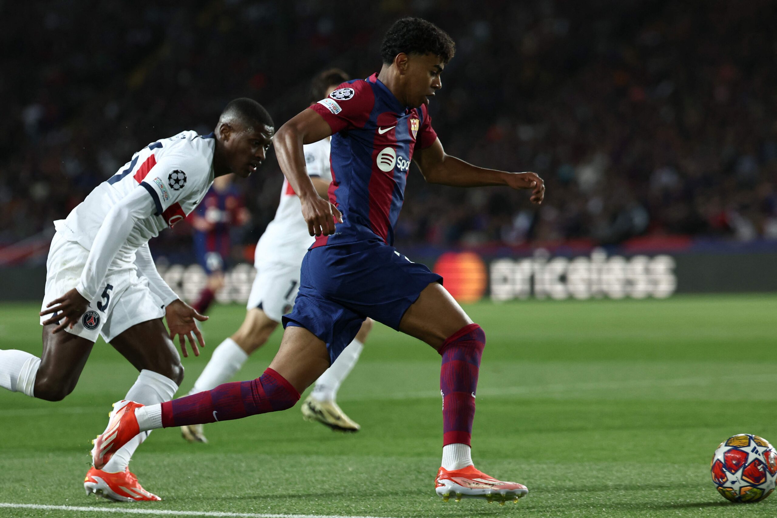 Lamine Yamal y Nuno Mendes