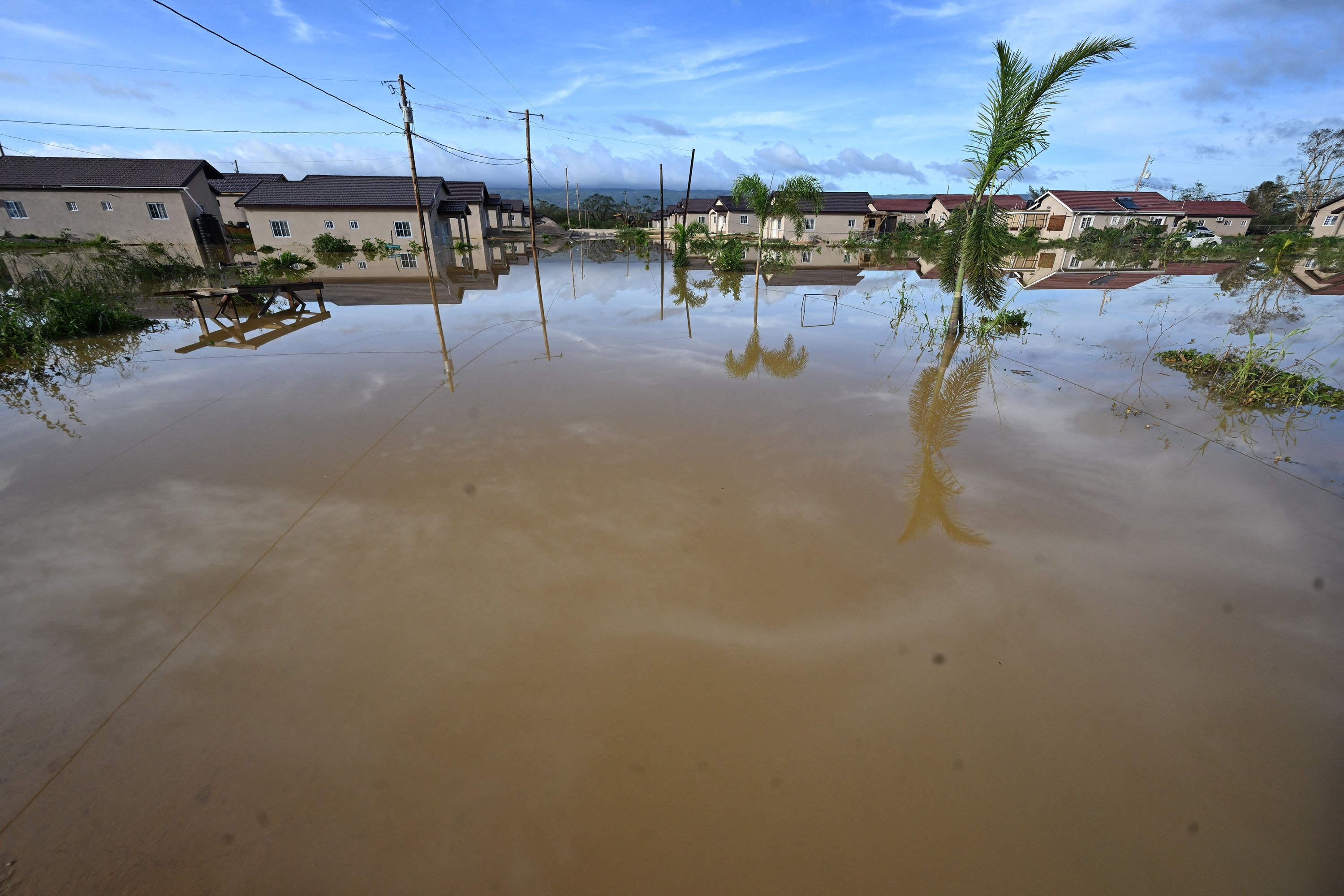 Se ven casas inundadas después del paso del huracán Melissa en el vecindario de Howard Acres en St. Elizabeth, Jamaica, el miércoles 29 de octubre de 2025. (Ricardo Makyn/AFP/Getty Images/TNS)