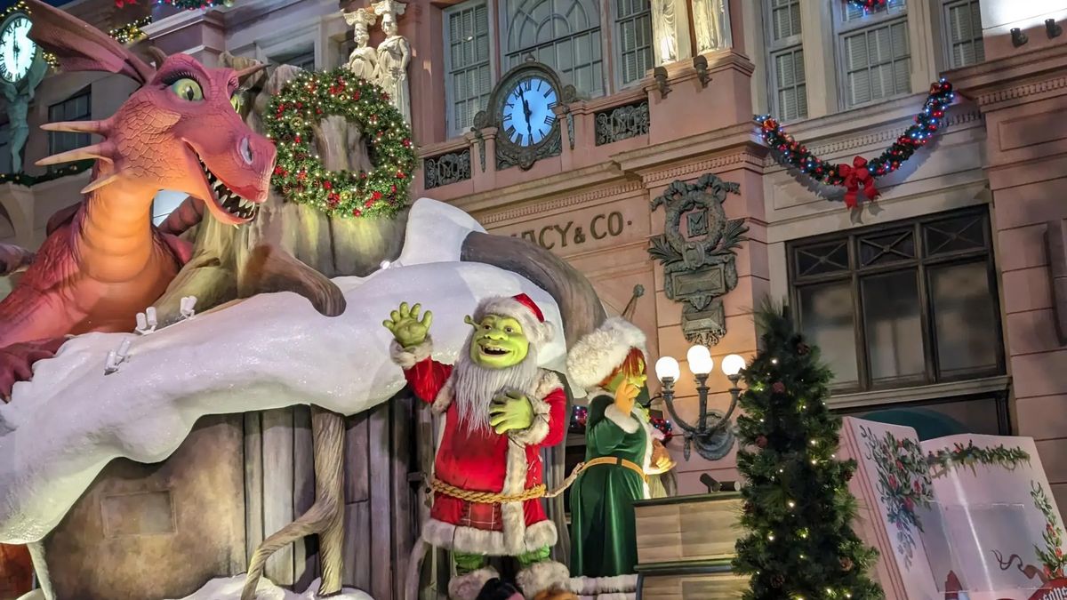 El Desfile Navideño de Universal con Macy’s llena las calles de Universal Studios Florida con gigantescos globos y carrozas temáticas.