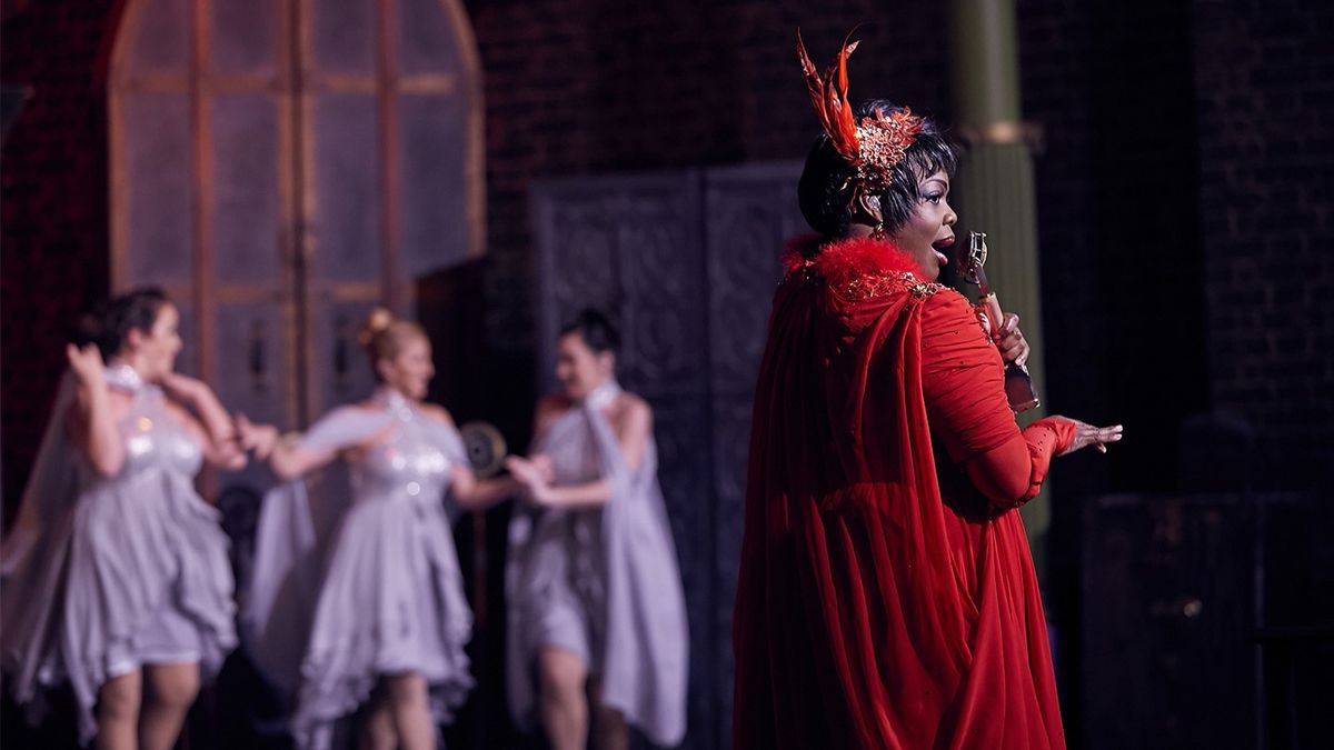 En The Wizarding World of Harry Potter, los coros Frog Choir y Celestina Warbeck interpretan canciones navideñas.