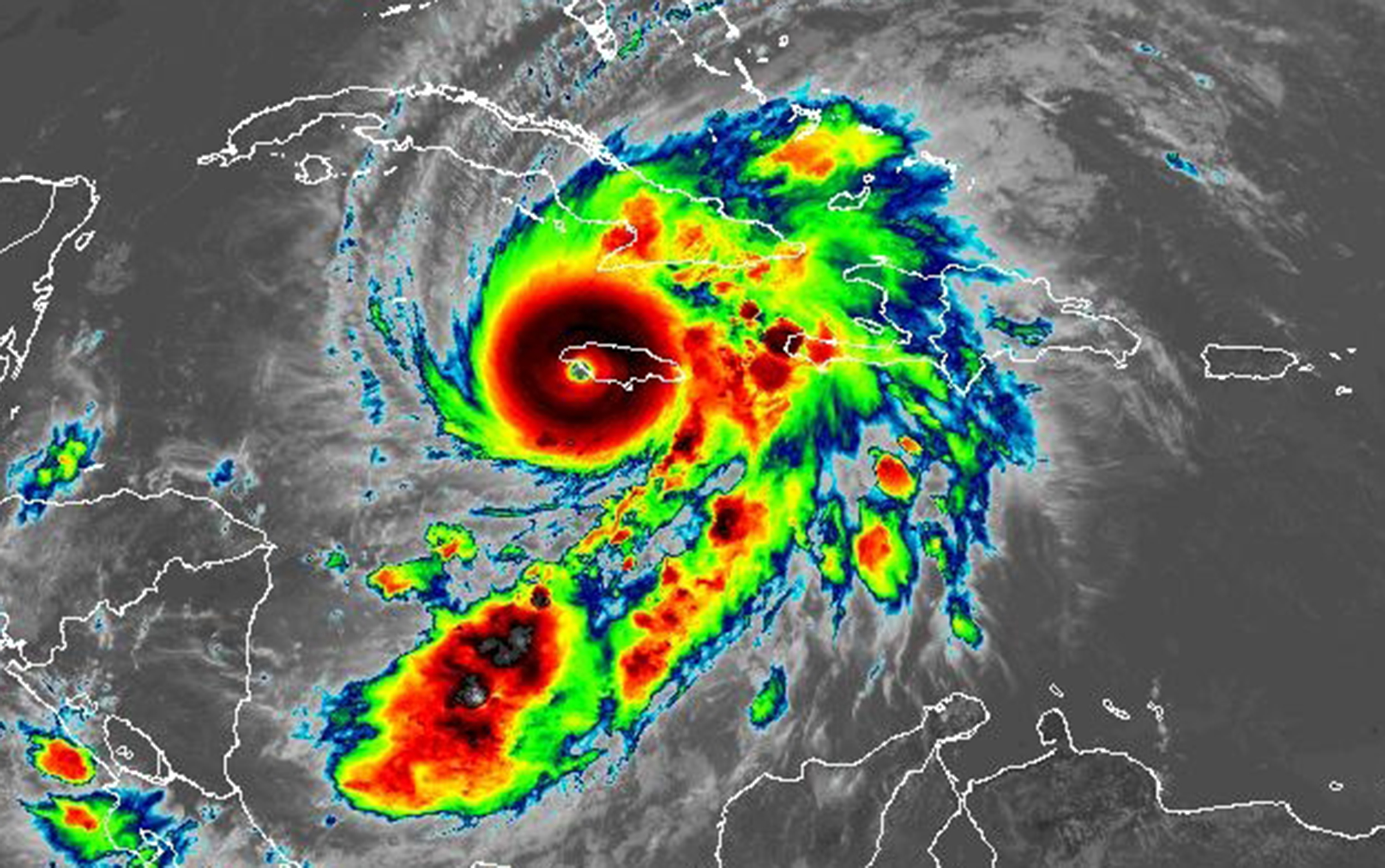 Esta imagen satelital infrarroja muestra al gran huracán Melissa de categoría 5 acercándose a tocar tierra en Jamaica el martes 28 de octubre de 2025. (NOAA/GOES-Este)