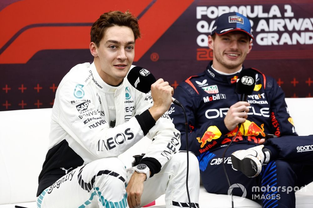 George Russell, Mercedes-AMG F1 Team, pole man Max Verstappen, Red Bull Racing, in de persconferentie na de kwalificatie 