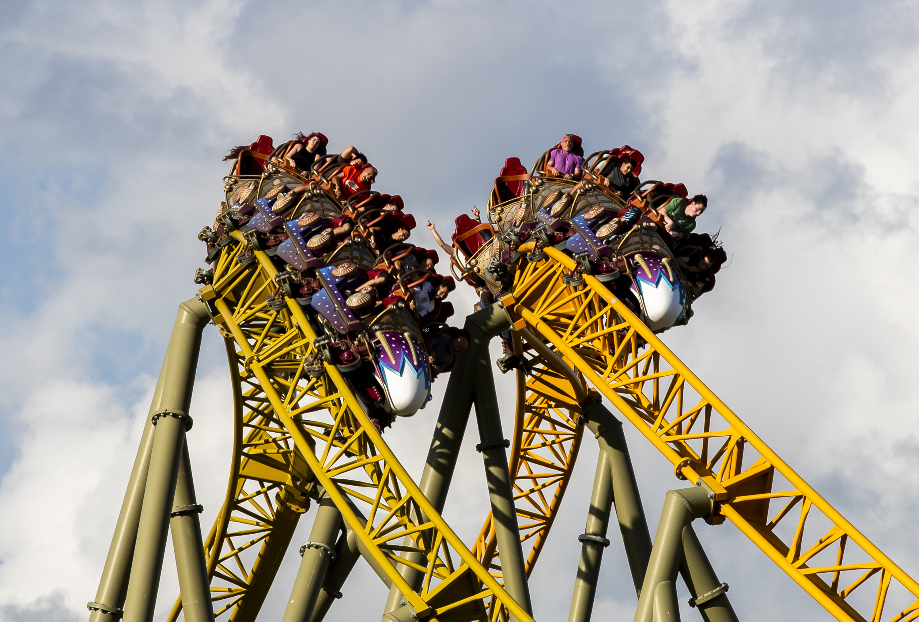 Los invitados viajan a Stardust Racers, una montaña rusa en duelo en Celestial Park, durante un día de vista previa para el universo épico de Universal el 5 de abril de 2025. (Patrick Connolly/Orlando Sentinel)