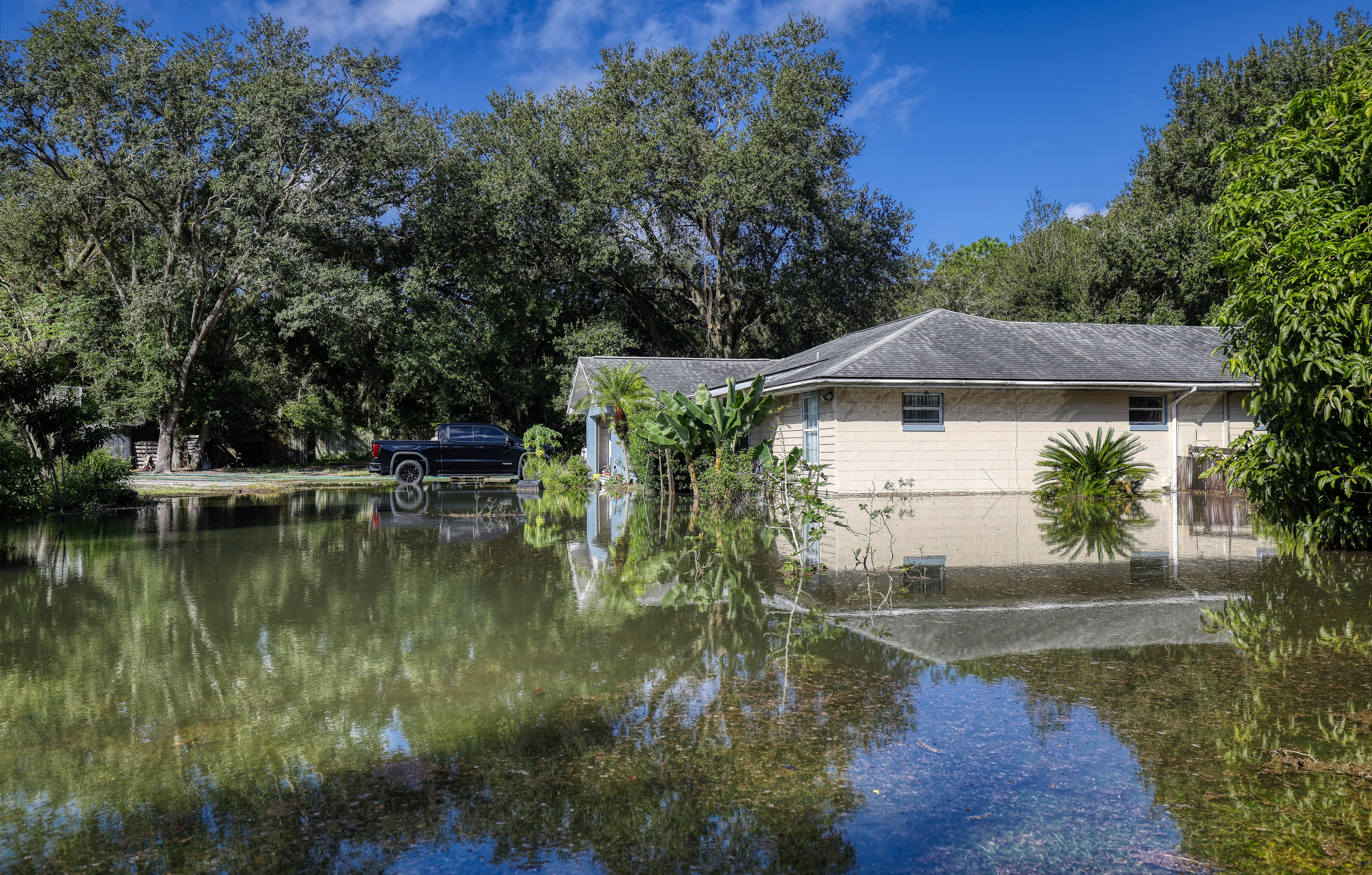 Una tormenta de movimiento lento que se detuvo sobre el oeste de Florida Central, incluidas partes de los condados de Lake y Orange, dejó caer casi 15 pulgadas de lluvia en partes de Mount Dora y Eustis la noche del domingo 26 de octubre de 2025. En la foto, una casa inundada en la intersección de Wolf Branch Road y Division Street. (Ricardo Ramírez Buxeda/Orlando Sentinel)