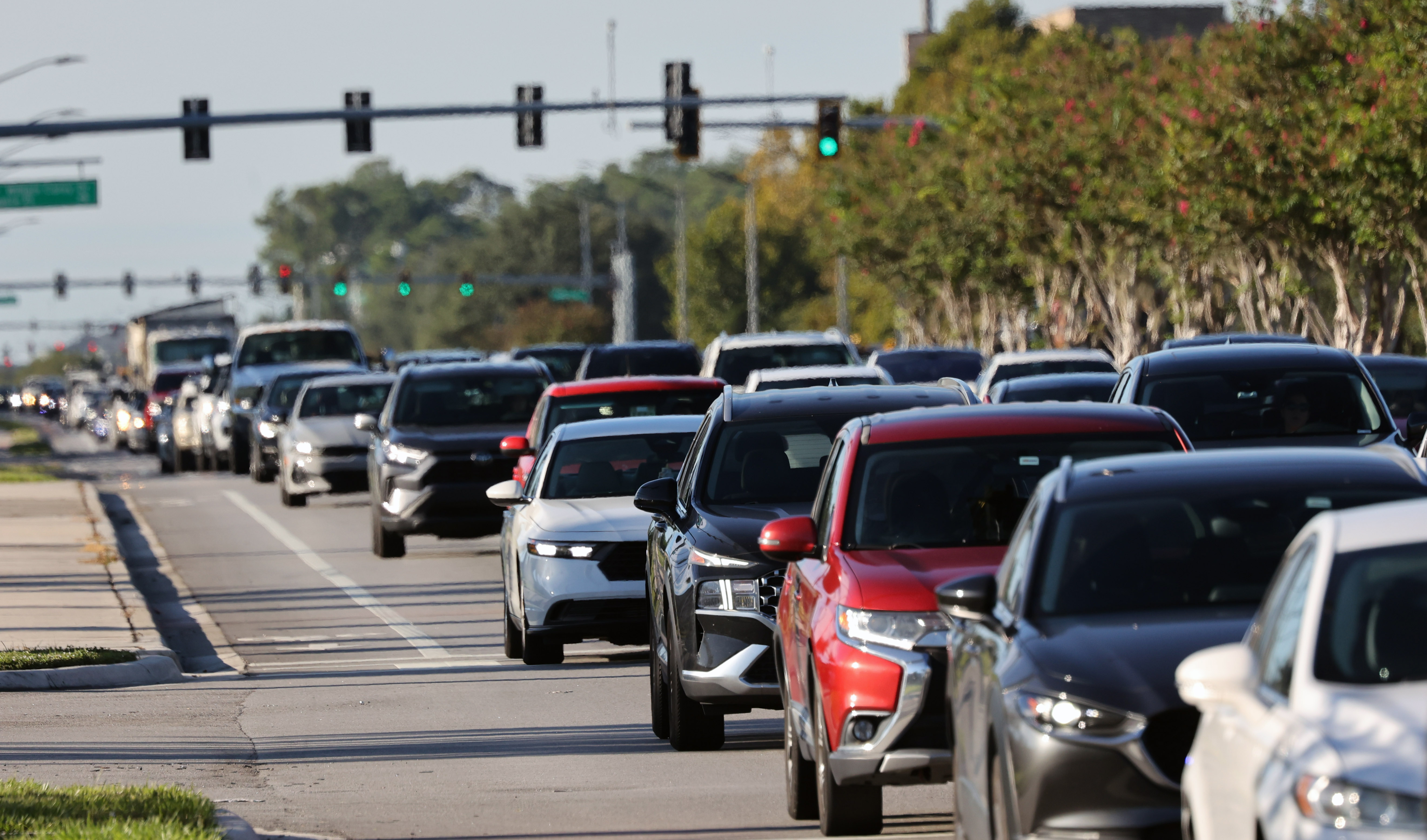 El tráfico fluye durante el viaje matutino en Narcoossee Road en Lake Nona, el miércoles 24 de septiembre de 2025. (Ricardo Ramirez Buxeda/Orlando Sentinel)