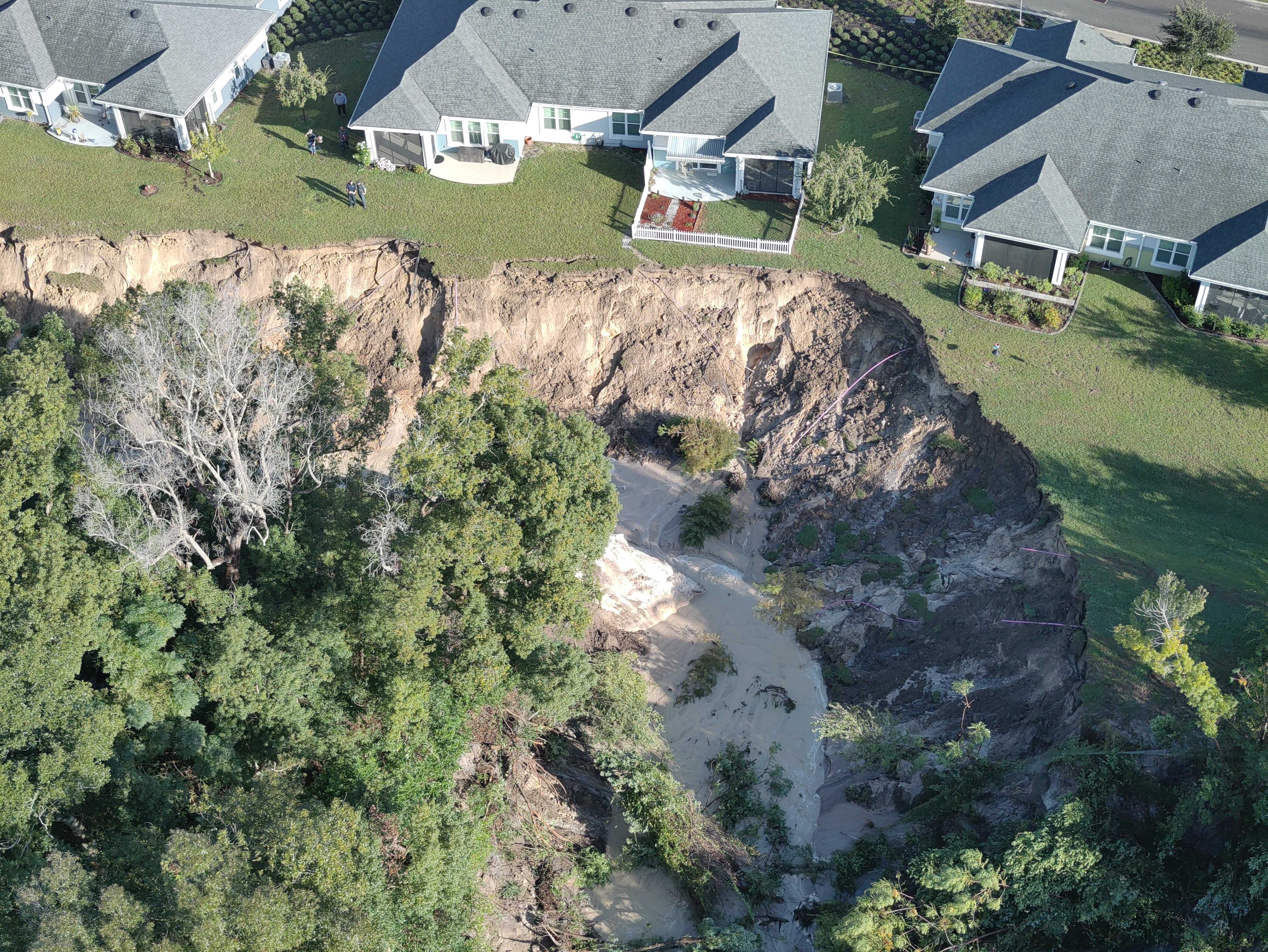 Una tormenta de movimiento lento que se detuvo sobre el oeste de Florida central dejó caer más de 15 pulgadas de lluvia en partes de Mount Dora y Eustis en solo unas horas la tarde del domingo 26 de octubre de 2025. En la foto se muestran inundaciones a lo largo de Donnelly Road en Mount Dora causadas por las fuertes lluvias. (Ciudad de Monte Dora)