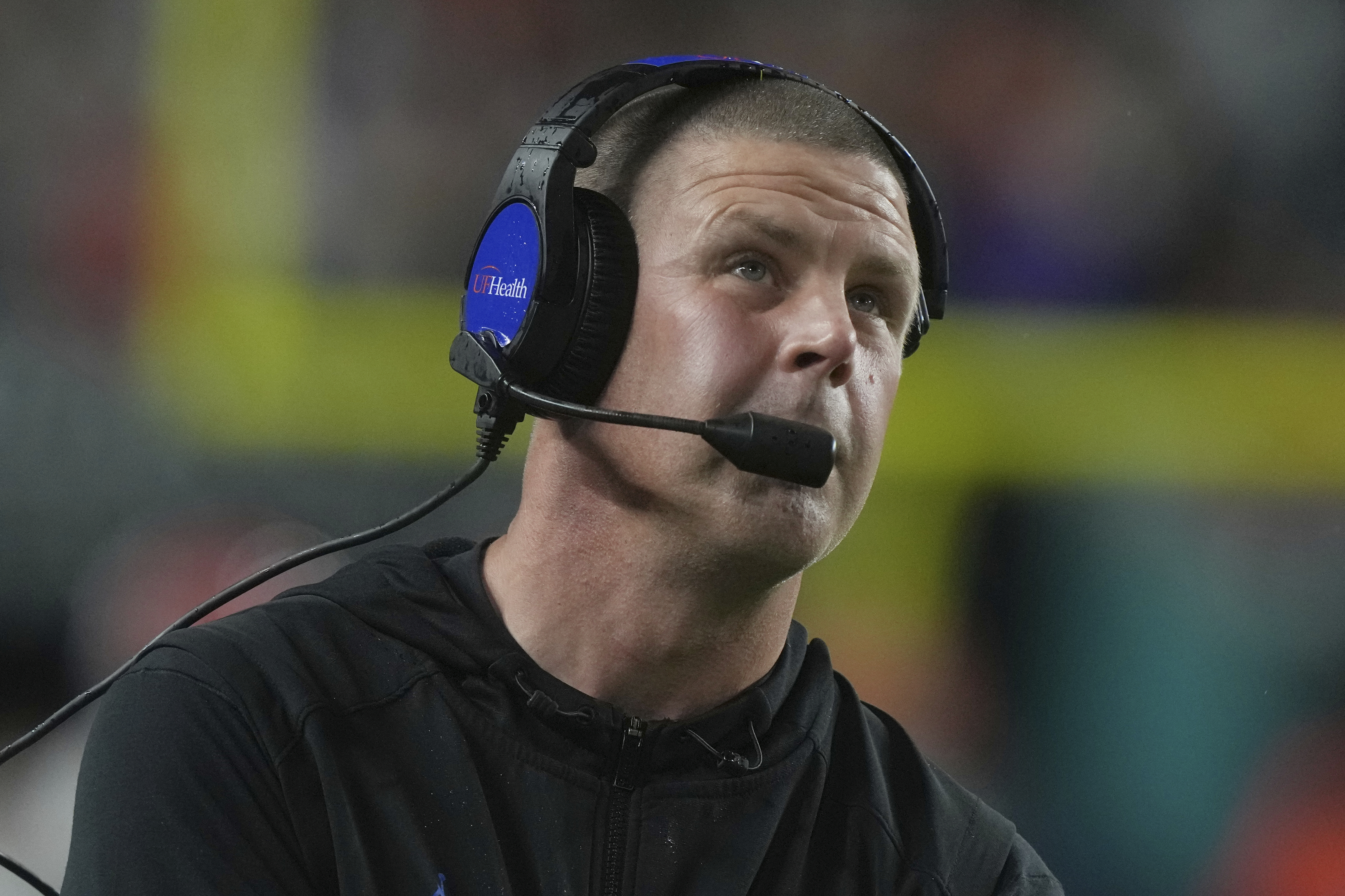 El entrenador en jefe de Florida, Billy Napier, mira hacia arriba durante la primera mitad de un partido de fútbol americano universitario de la NCAA contra Miami el 20 de septiembre de 2025, en Miami Gardens, Florida (Marta Lavandier/The Associated Press).