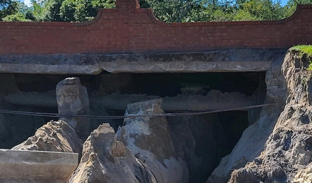 Se derrumba puente del barrio de Eustis y obliga a evacuar 21 viviendas