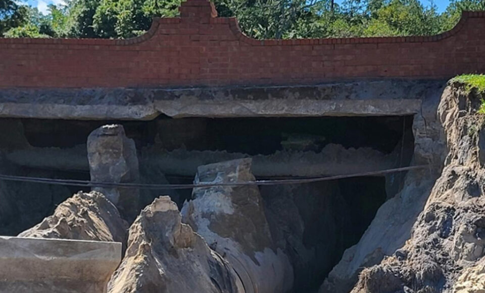 Se derrumba puente del barrio de Eustis y obliga a evacuar 21 viviendas