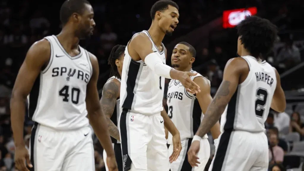 Preocupación en los Spurs: la joven estrella que sufrió una lesión ante los Suns | Sporting News Argentina