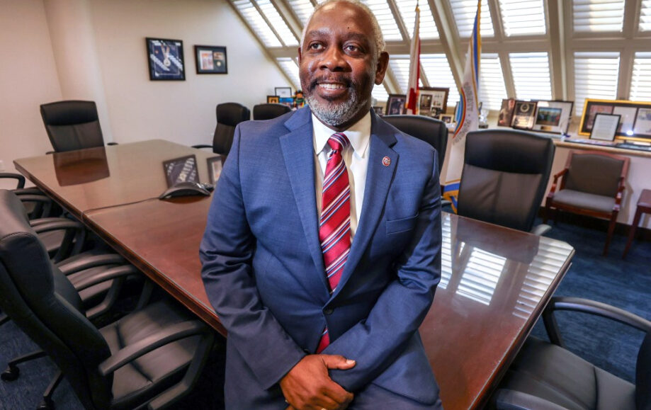 El alcalde del condado de Orange, Jerry Demings, se postula para gobernador