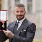 El momento en el que David Beckham es nombrado caballero por el rey Carlos III